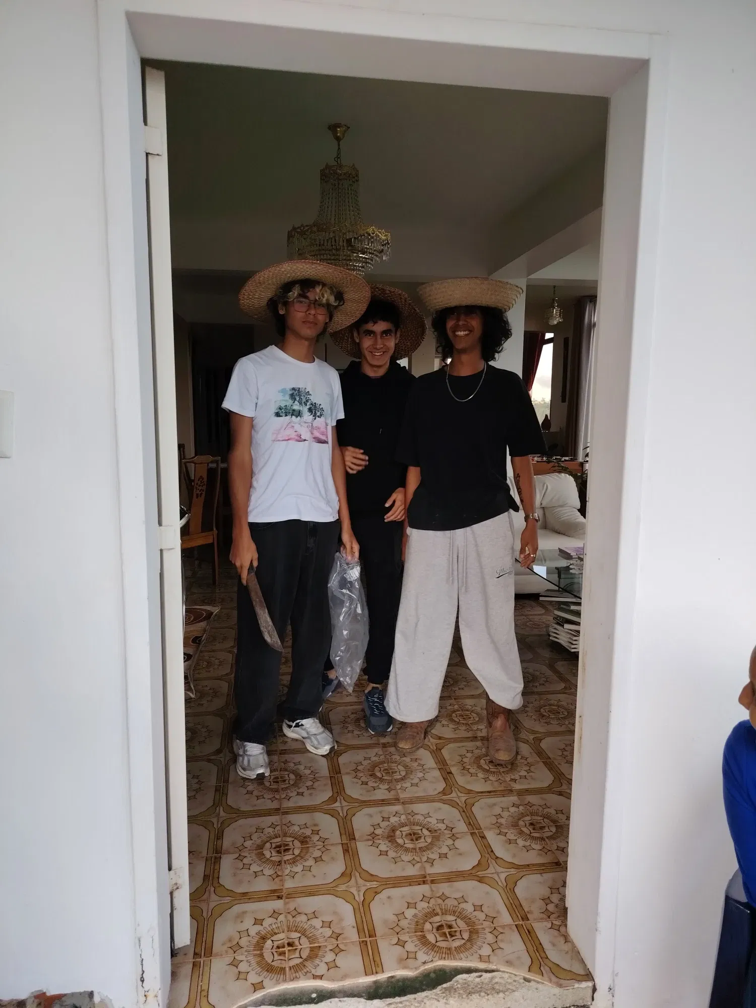 lcAJWBQIpCmVIw0N_1000417390.webp