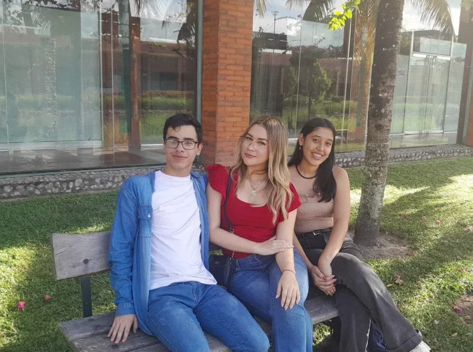 Salida de Amigos en el Centro Comercial "La Cascada" [ENG-SPA]