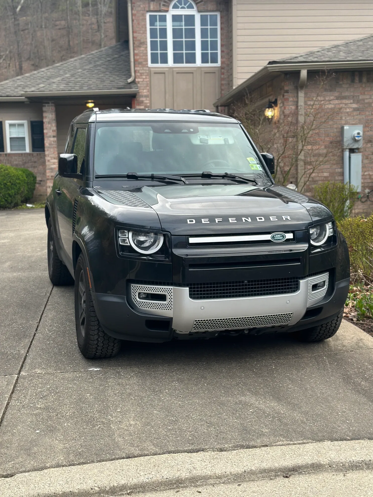 clg9d7kbc00pna7sz4xiqgtnp_Land_Rover_Defender.webp