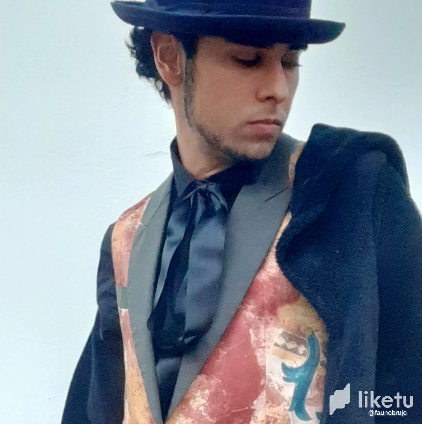 🌑 Outfit de finde semana musical: Oro Negro, Sol Púrpura 🔮