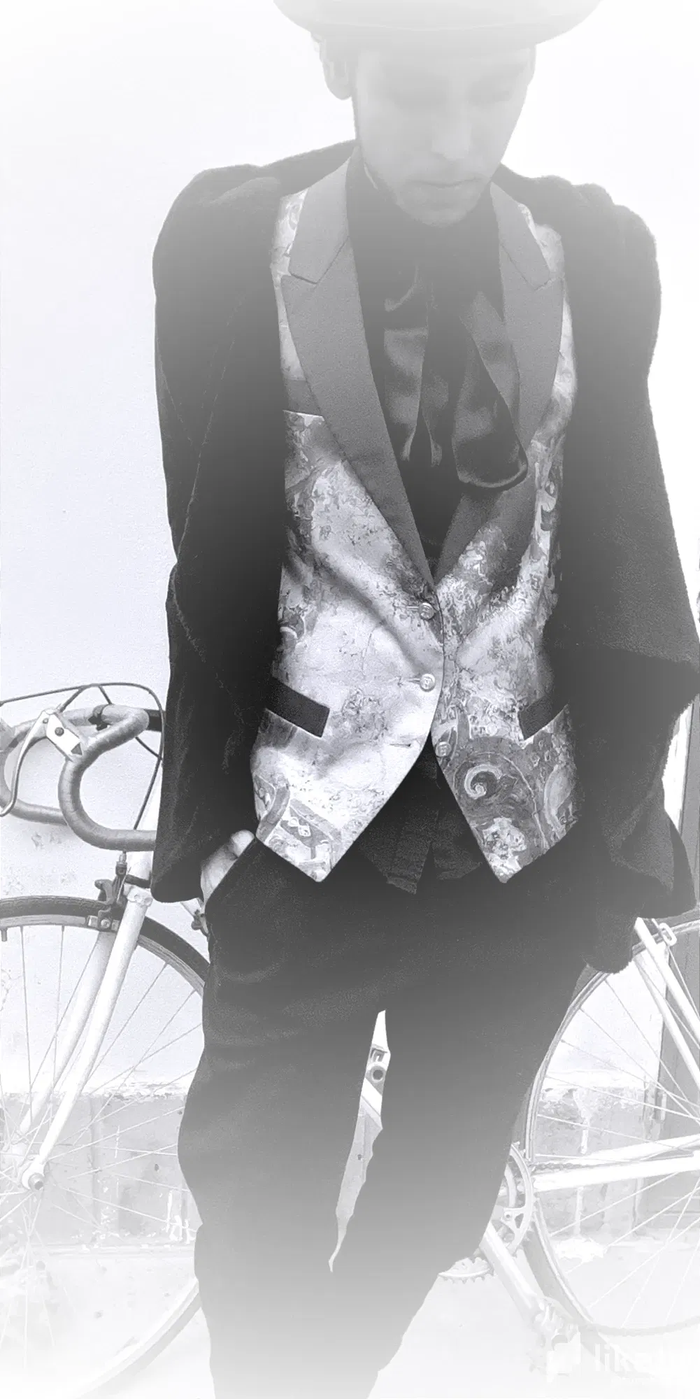 🌑 Outfit de finde semana musical: Oro Negro, Sol Púrpura 🔮