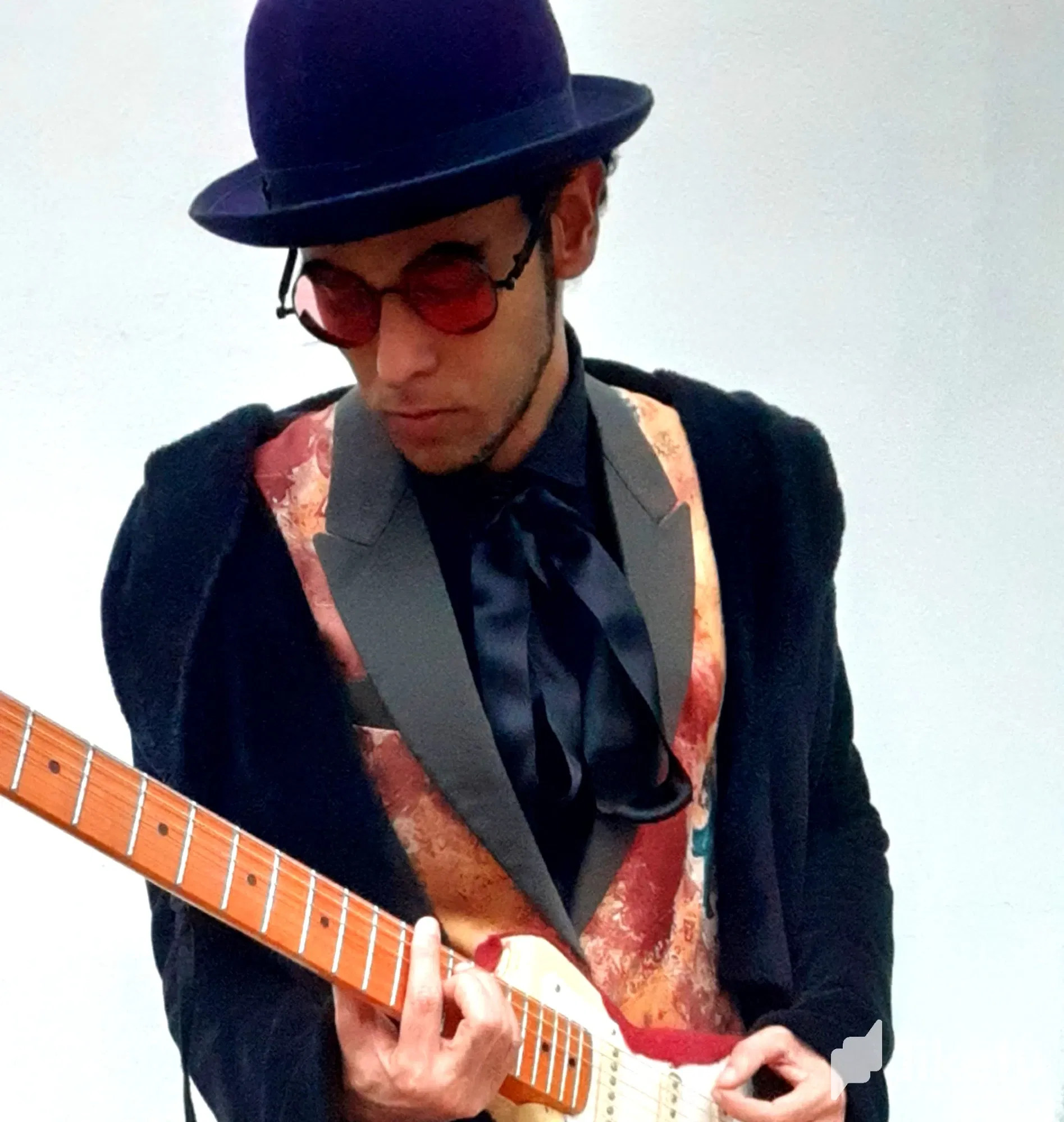 🌑 Outfit de finde semana musical: Oro Negro, Sol Púrpura 🔮