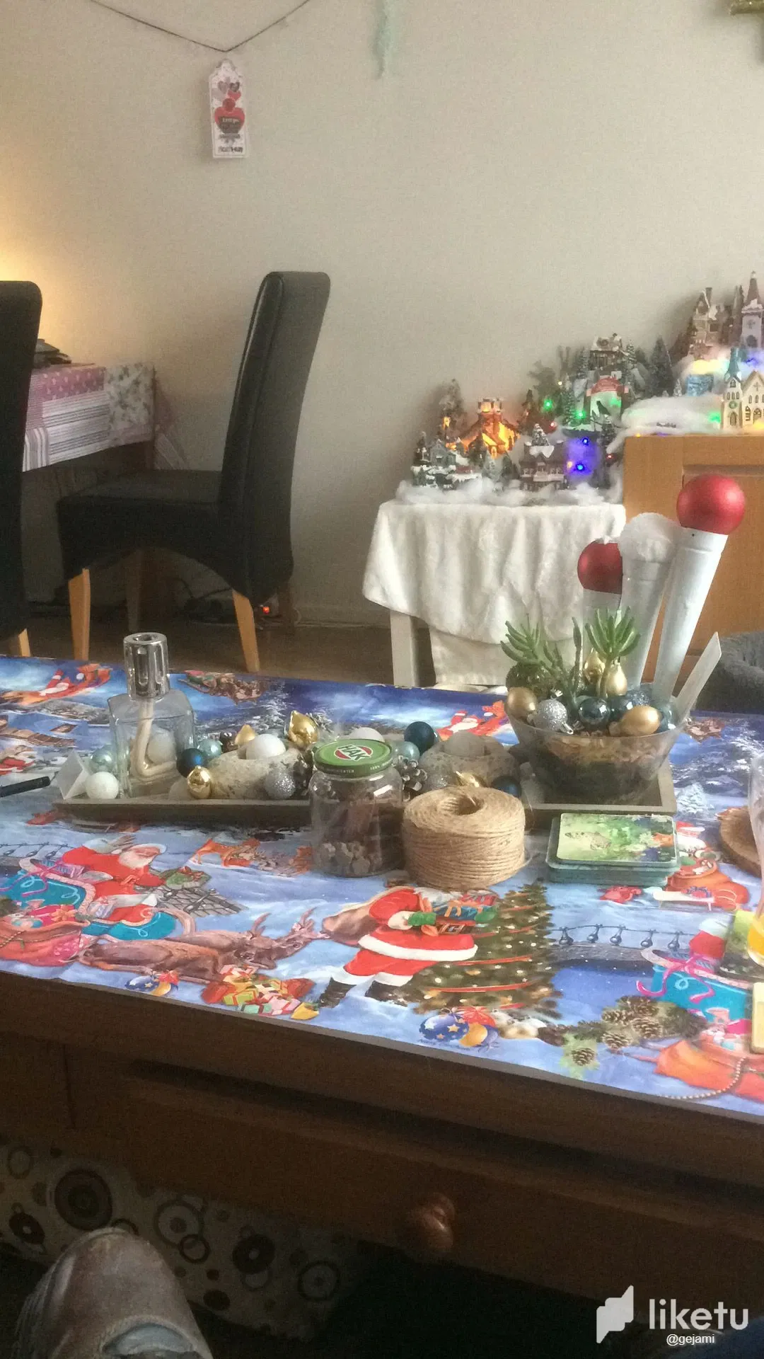 clatpt1pl05172cmj5j1r10cf_kerstdorpje_en_tafel.webp