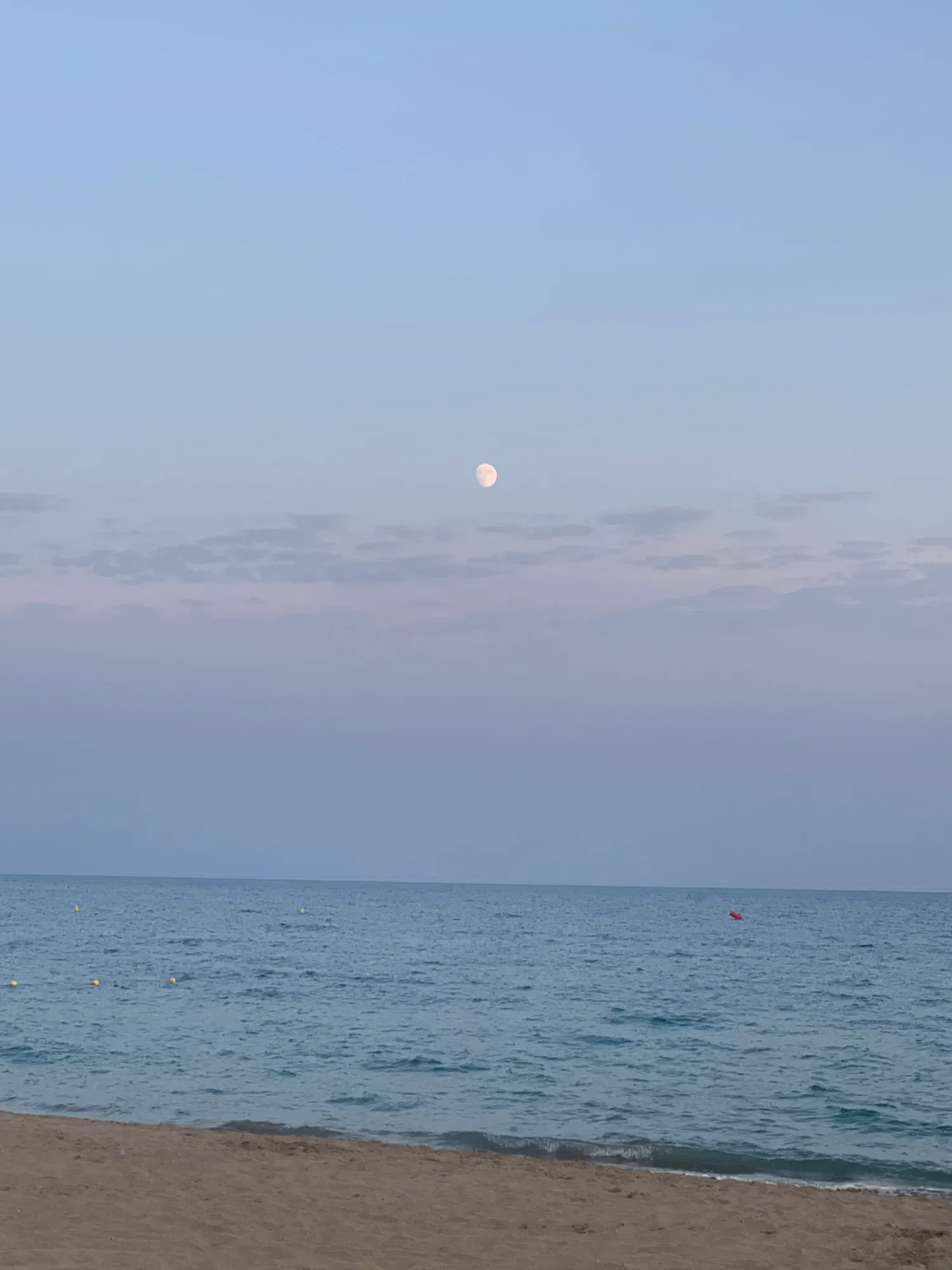 🌊 Primera parada en la playa del Baixador – Castelldefels  | 🌙 First Stop at Baixador Beach – Castelldefels