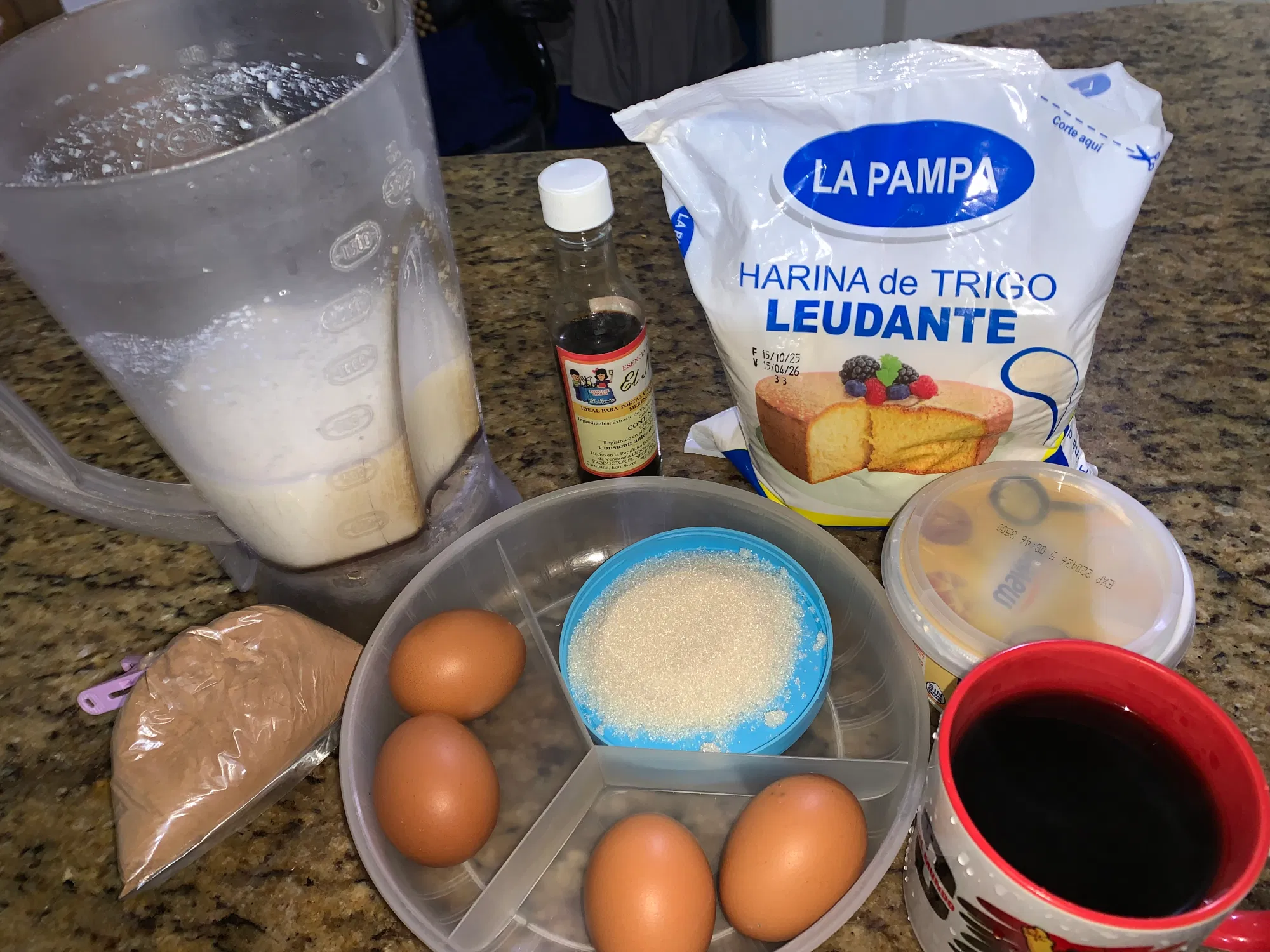 (Esp-Ing) “Haciendo un pastel tipo brawnie para mi cumpleaños.🤩🤭” / “Making a brownie-style cake for my birthday.🤩🤭”