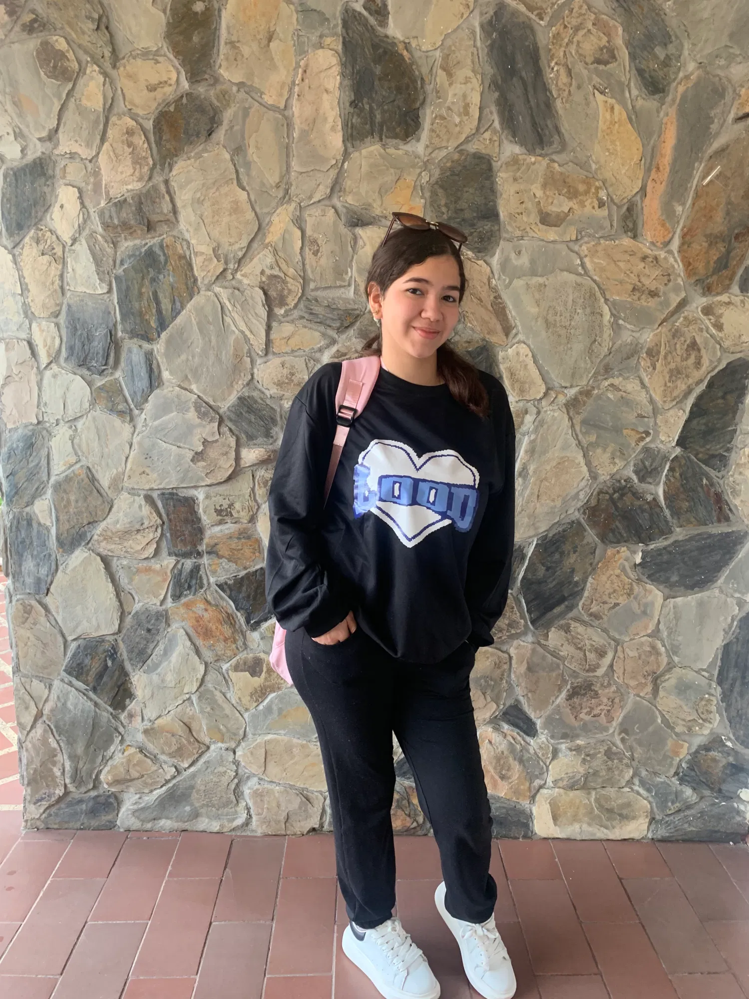  (Esp-Ing) “Jueves de negro.🖤😍” / “Black Thursday.🖤😍”