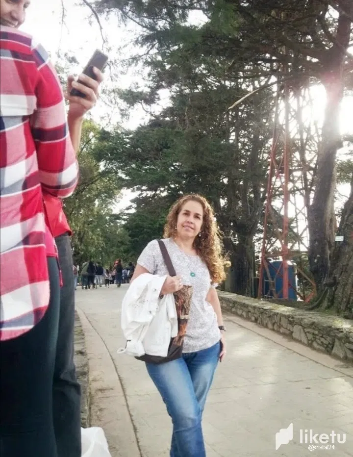 cluljtu23000kz6sz9gcn2wkv_pose.webp