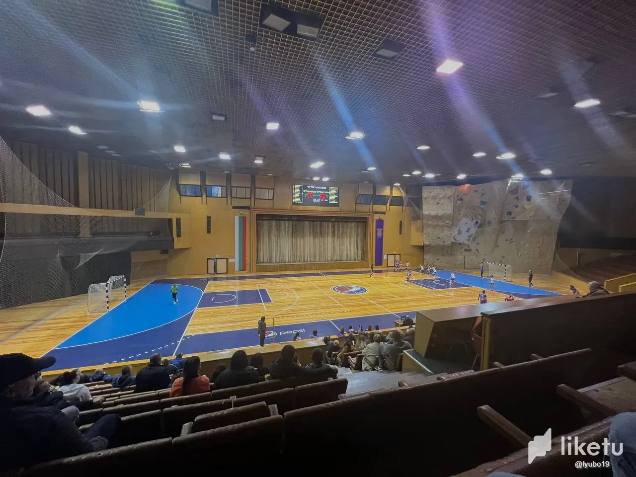 clcdbcmqe00tg70sza46zc1rz_handbal_4.webp