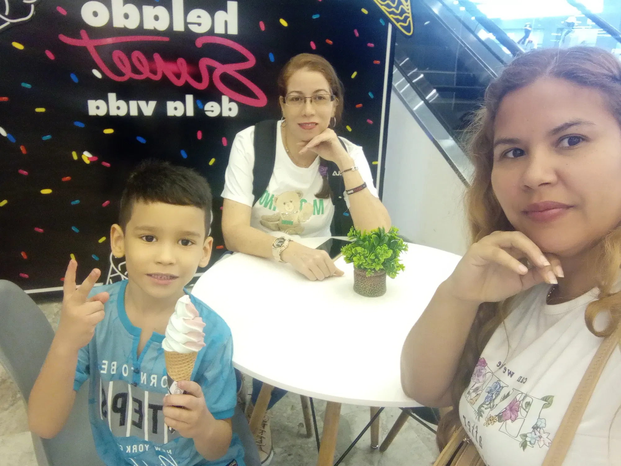 [ESP/ENG] Ideal Friday to go out with my family to enjoy a delicious ice cream.