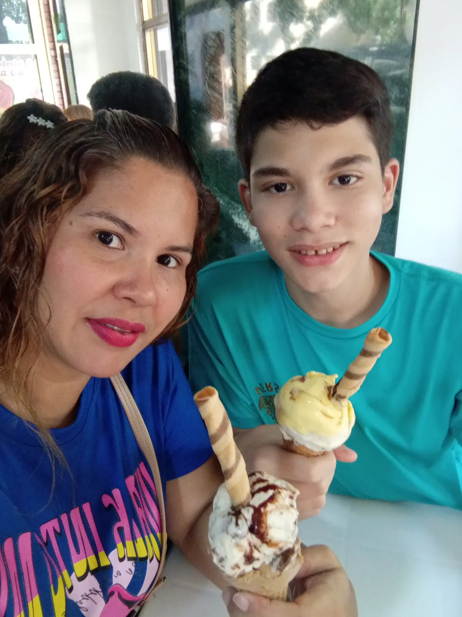 [ESP/ENG] Family outing enjoying delicious ice cream.
