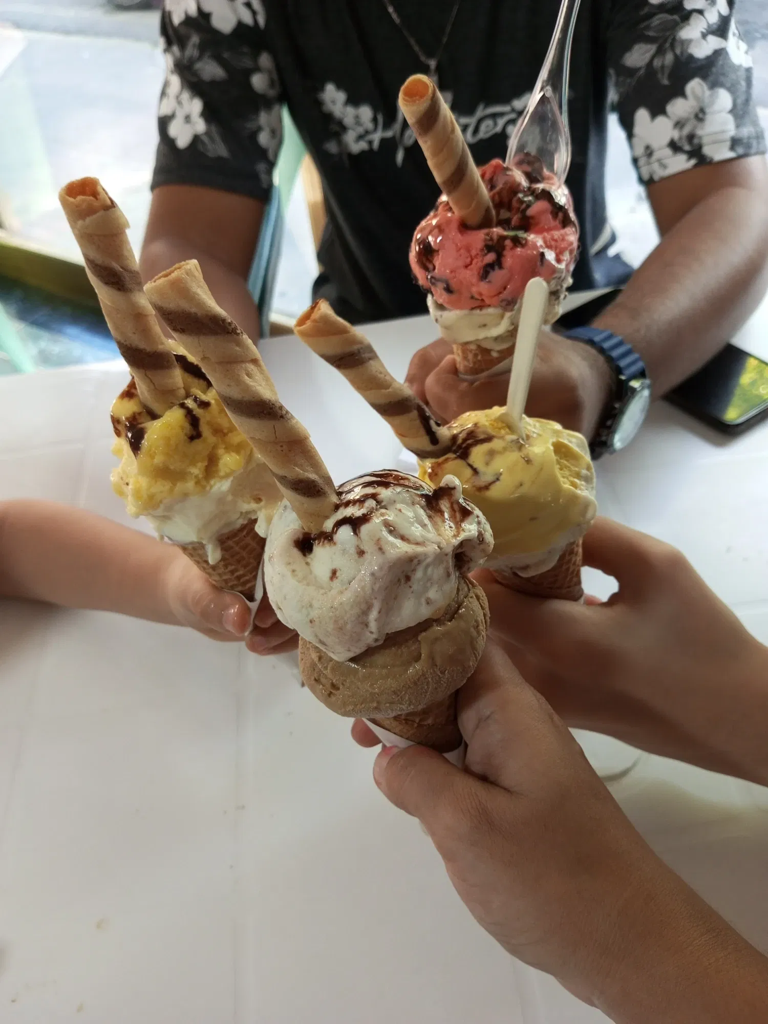 [ESP/ENG] Family outing enjoying delicious ice cream.
