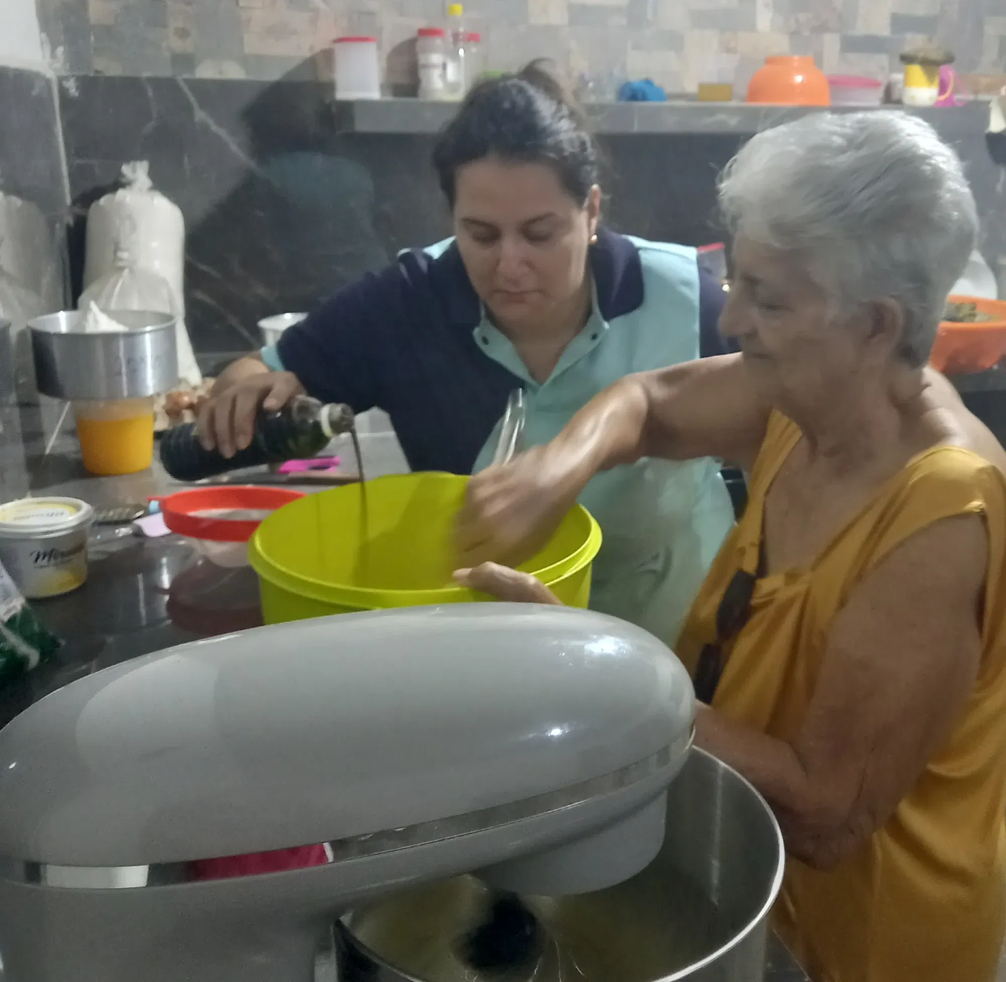 Haciendo torta con mi madre. 
