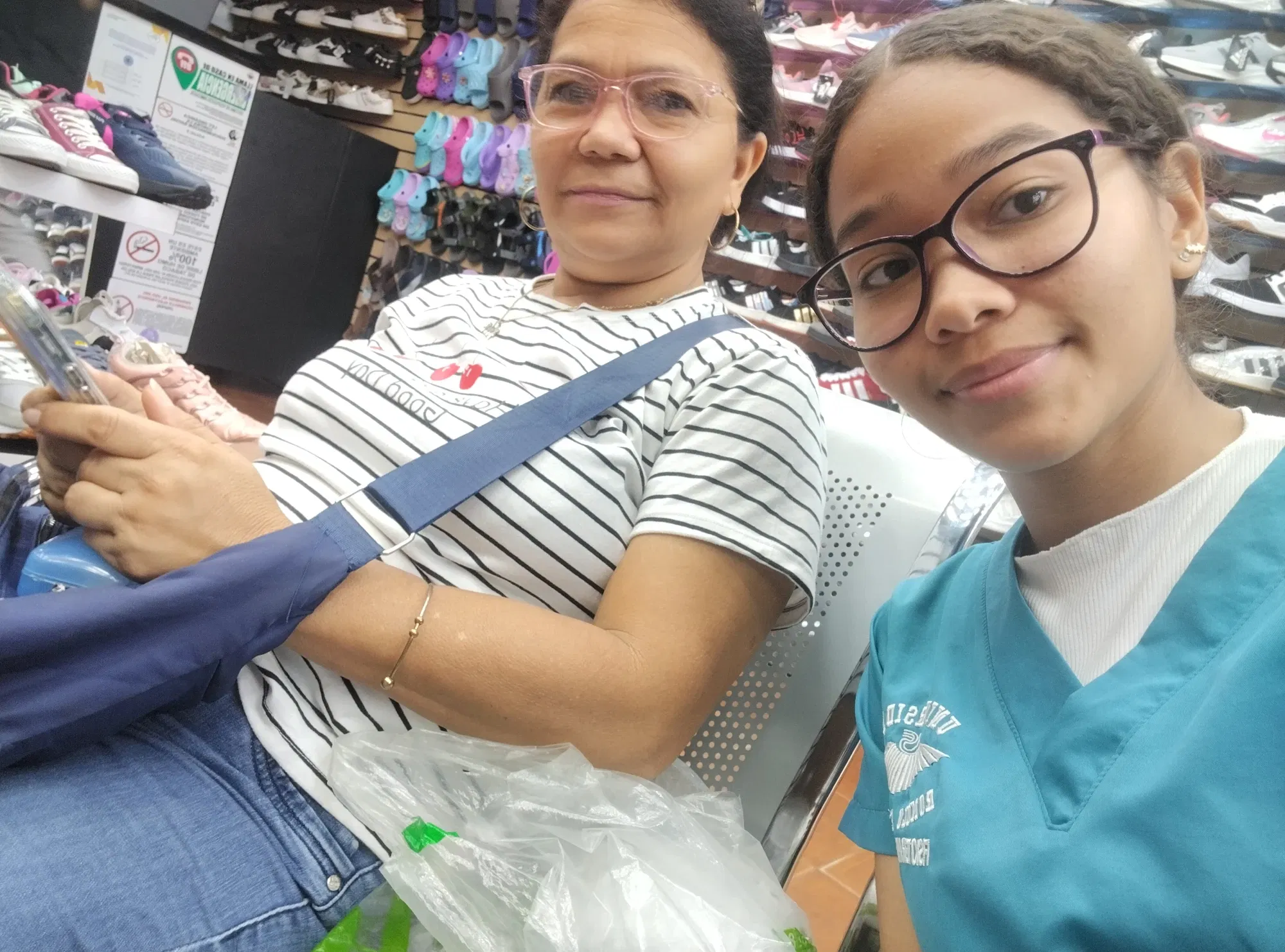 (Esp-Eng) Salida con mis padres🥰🛍️, haciendo compras importantes y dando regalos 😉😁