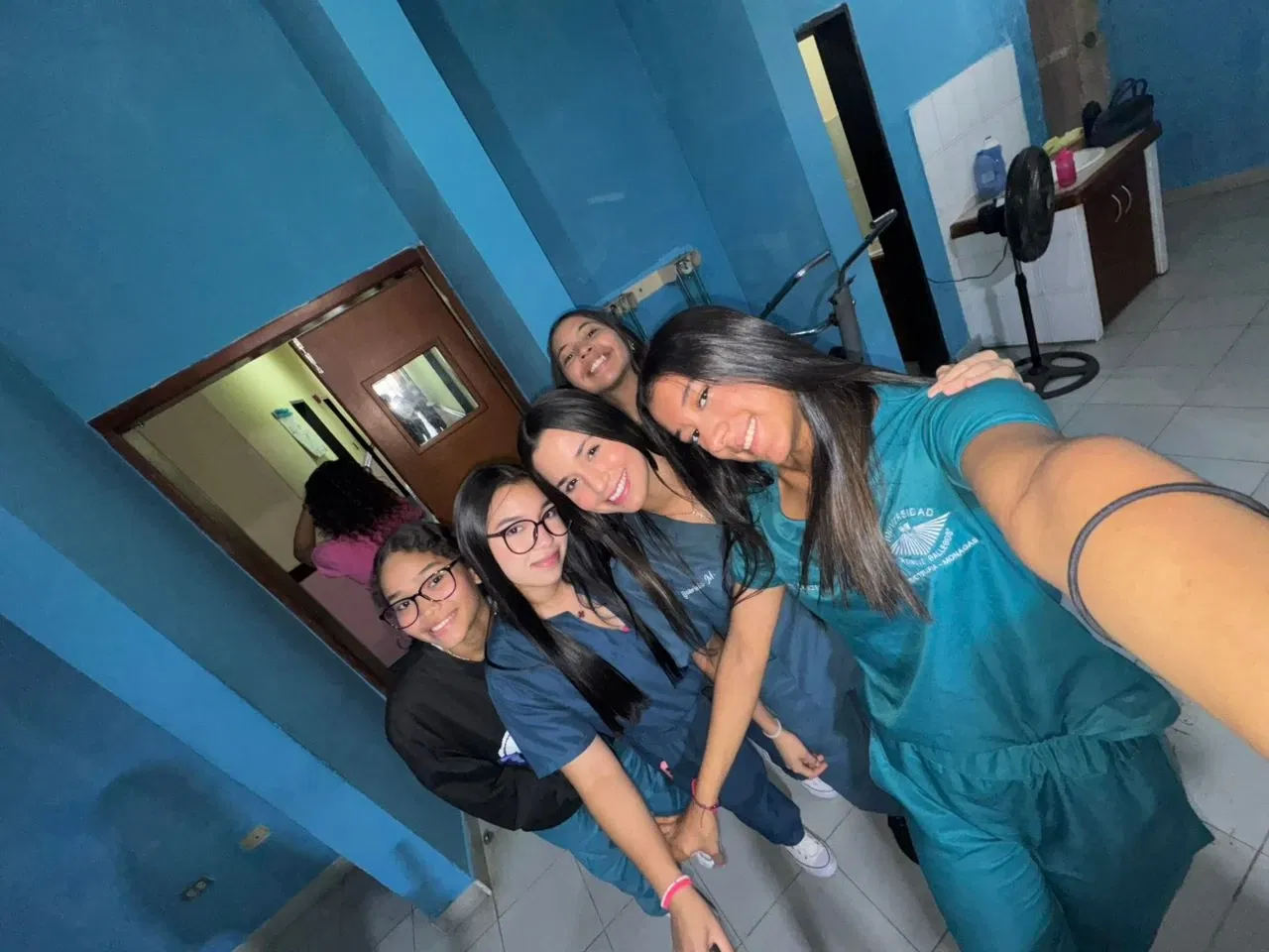 jzXgu0hyVMXcvOu5_1000978966.webp