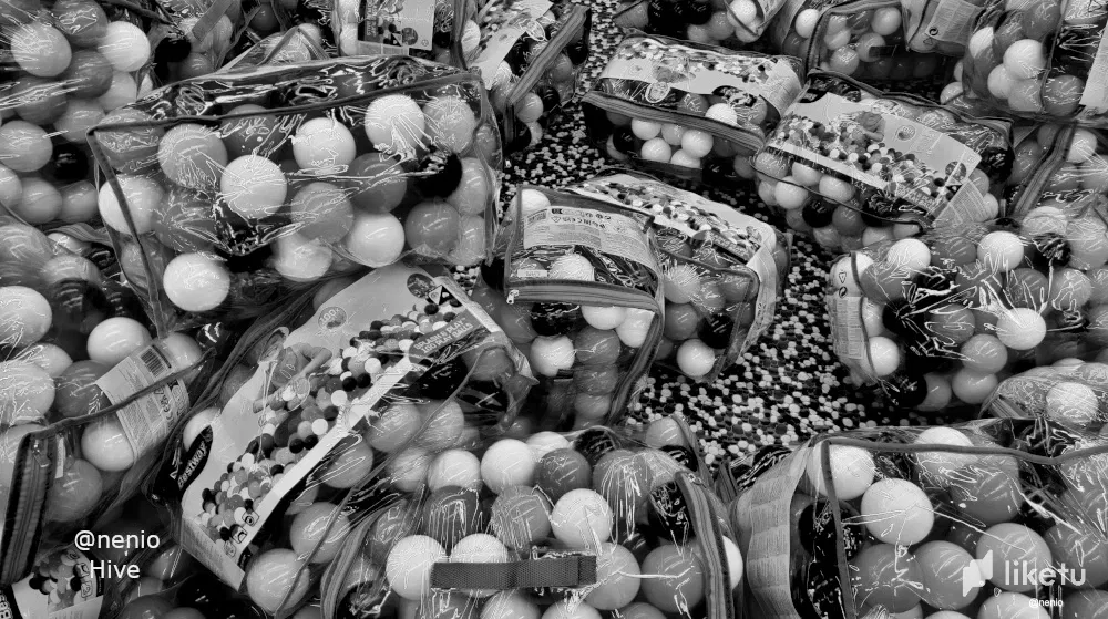 cld9bfe1300lf59szfyqw8t7g_ballpit-002-bw.webp
