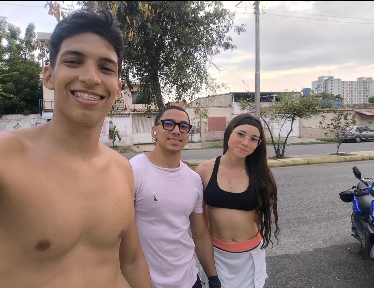b0iKvtvQOL6EL5W7_1000328472.webp