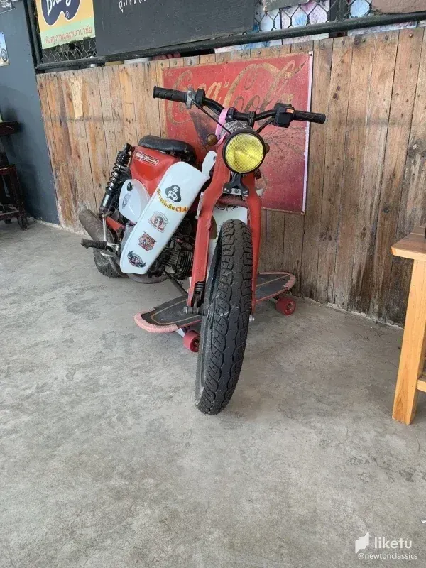 Noodles and Supercubs  - Breakfast in Thailand