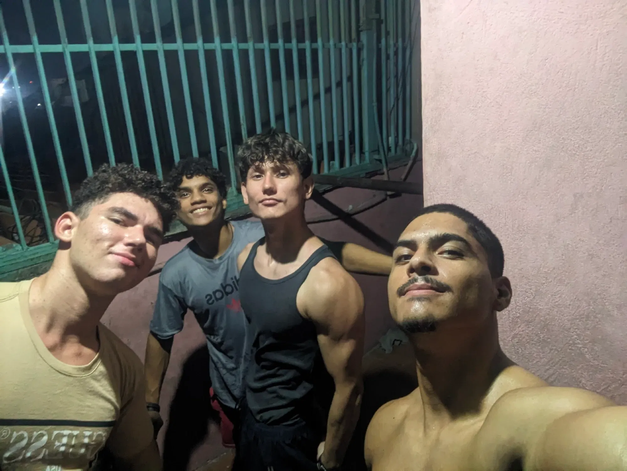 L1HBJpDVgTZXLeL5_PXL_20250917_211353298.MV.webp