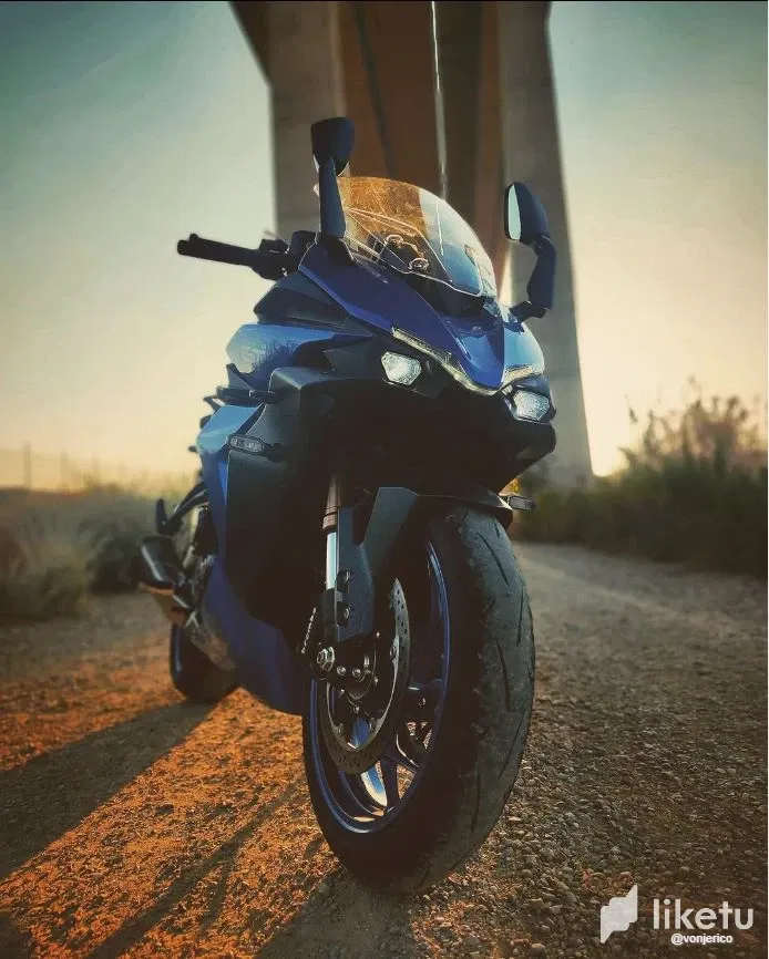 Suzuki GSX-S 1000 GT AT SUNSET